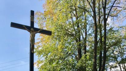 Bild: cr
Äußerst zufrieden zeigen sich die beiden Bürgermeister der Nachbargemeinden über das Ergebnis der Renovierungsarbeiten. Der Schaft der 12. Granitsäule wurde von Unbekannten besprüht, die aufwändige Sanierung kostete allein 300 Euro.