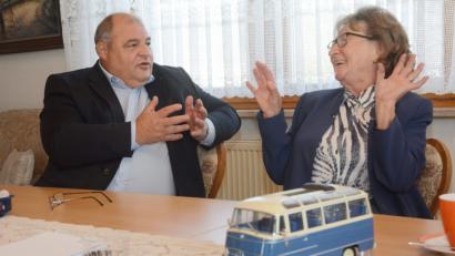 Bild: Schönberger
Was für Zeiten für Busunternehmer! Anne-Marie Wunder fachsimpelt mit Wolfgang Wies, der von ihrem Betrieb sämtliche Fahrer und die Hauptlinie übernimmt.