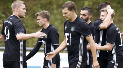 Bild: Hubert Ziegler
Jubelnde Ammerthaler: Die DJK ist seit fünf Spielen unbesiegt.