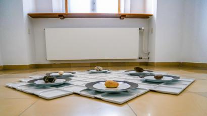 Bild: otj
In der Ausstellung „Über den Tellerrand“ spielt Axel T. Schmidt mit den Gegensätzen der Materialien: Der Stein und das fragile Porzellan bilden eine ästhetische Einheit, die nicht zwangsläufig in Scherben endet.