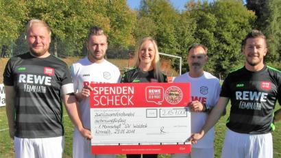 Bild: hl
Von Susann Daubitz (Mitte) nehmen die Spielführer Daniel Schwab und Sebastian Diepold sowie die Trainer Uwe Kade und Stefan Kuchenreuther den Spendenscheck entgegen. Als Zugabe erhalten sie unter anderem auch einen neuen Satz Trikots für die erste Mannschaft.
