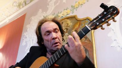 Bild: do
Die unglaubliche Klangvielfalt seines Instruments stellte der klassische Gitarrenvirtuose Philippe Cornier bei einem Konzert in Speinshart zum Tag der Deutschen Einheit unter Beweis.