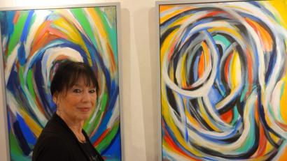 Bild: wsu
Gené Neurieder aus Beratzhausen zeigt in Burglengenfeld derzeit eine „Selection“ ihres farbenfrohen Werks.