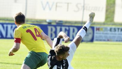 Bild: Hubert Ziegler
Von „A“ wie Abtswind bis „W“ wie Würzburger Kickers II: Die letzten zehn Gegner versuchten es vergeblich, die DJK Gebenbach (im Bild rechts Jonas Lindner) zu Fall zu bringen.