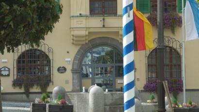 Bild: fjo
Im Rathaus gibt es nicht nur ein neues Portal, sondern auch neue Zahlen. Die finanzielle Situation der Stadt spiegelt sich förmlich in der strahlenden Optik.