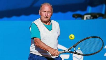 Bild: lst
Der Neunkirchener Tennis-Senior Gerhard Specht schnappte sich bei der Weltmeisterschaft im kroatischen Umag zusammen mit der Australierin Joy Rigter die Goldmedaille im Mixed.