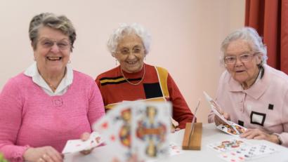 Bild: Blindeninstitutsstiftung
Wer besser sieht, hat gute Karten. Eine Sehbeeinträchtigung hat vielfältige Auswirkungen auf die Selbständigkeit und Teilhabe von Senioren an gemeinsamen Aktivitäten.