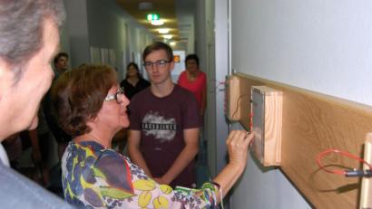 Bild: akp
Beate Michl von der Landeszentrale für politische Bildungsarbeit testete beim Besuch das Infoboard zum Thema Demokratie. Von den Aktivitäten der Eisenbarth-Schule rund um das „Gütesiegel Demokratie“ zeigte sie sich sehr beeindruckt.