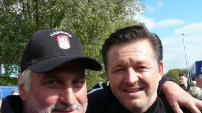 Bild: exb
Willi Kilian nutzt am Rande des Abschlusstrainings die Gelegenheit zu einem Plausch mit HSV-Trainer Christian Titz (rechts).