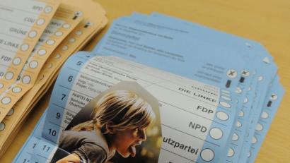 Bild: agentur_dpa
Ungültig gemachte Wahlzettel haben keinen Einfluss auf den Wahlausgang. Sie werden ebenso wenig erfasst wie diejenigen, die nicht wählen. In anderen Ländern jedoch sind leere Wahlzettel eine legitime Wahloption.