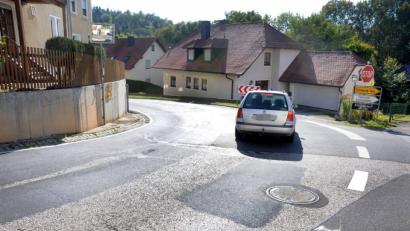 Bild: Stephan Huber
Wenn sich in der Kurve der Ortsdurchfahrt Pursruck Fahrzeuge begegnen wird es sehr eng: Wie die Engstelle allerdings beim Ausbau der AS18 gelöst werden kann, gestaltet sich schwieriger als gedacht.
