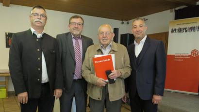 Bild: Hirsch
Bezirksvorsitzender Christian Lang (rechts),, sein Stellvertreter Manfred Götz (links) und Regionalleiter Karl Bauer (Zweiter von links) ehrten Konrad Meierhofer (Zweiter von rechts) aus Fensterbach für 60-jährige Mitgliedschaft bei der Industriegewerkschaft BAU.