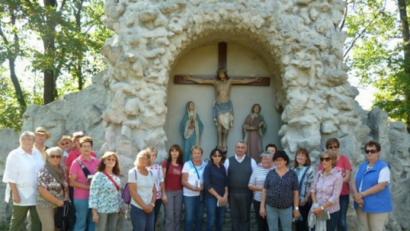 Bild: weu
Hans Bock führte die Damen des Frauenbundes aus Oberviechtach und Dekan Alfons Kaufmann bei der Bibelwanderung durch die Winklarner Kirche und auf den "alten Prozessionsweg" zum Kalvarienberg.