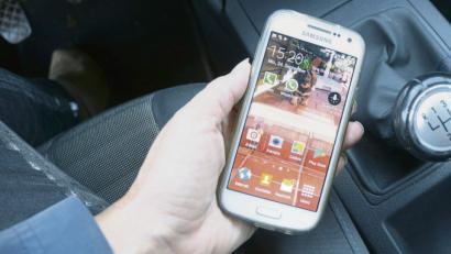 Bild: Gabi Schönberger
Die eine Hand am Steuer, die andere am Handy: Das kann teuer werden.