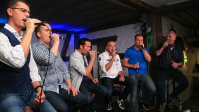Bild: wro
Das „Barhocker-Konzert“ beim Röthenbacher „Rechersimer“ bietet A-cappella-Gesang vom Allerfeinsten.