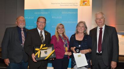 Bild: exb
Ministerin Melanie Huml Mitte) überreicht die hohe Auszeichnung an Kornelia Schmid (rechts daneben). Mit zum Festakt ins oberfränkische Hirschaid gekommen sind (von links) Martin Seibert als Vertreter des Arbeiterwohlfahrt-Landesvorstands, Bürgermeister Martin Preuß und Landtagsabgeordneter Reinhold Strobl.