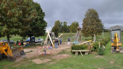 Bild: ak
Generalsanierung und Neugestaltung des SV-Kinderspielplatzes kommt auch schweres Gerät zum Einsatz.