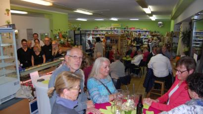 Bild: grm
Über 70 Gäste ließen sich auf Einladung von Rita Spranger und ihrem Team (hinten links) zum Geburtstag des Dorfladens von Stefan Forster (hinten, Dritter von links) mit „Regionalem Fingerfood“ verwöhnen.