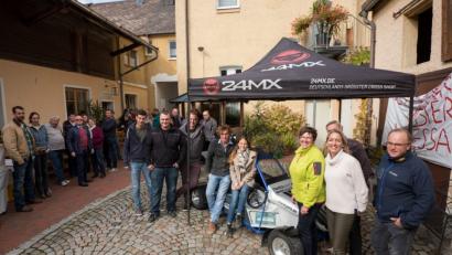 Bild: dtr
Vanessa Mandel fährt im Rennwagen von Freund Sebastian Witt (Fünfte und Sechster von rechts) zur Meisterschaftsfeier in den "Bahler"-Hof von Rosi (Vierte von rechts) und Thomas Witt (rechts). Zur Sause kommen Sponsoren, Freunde und Verwandte in die Zoiglstube.