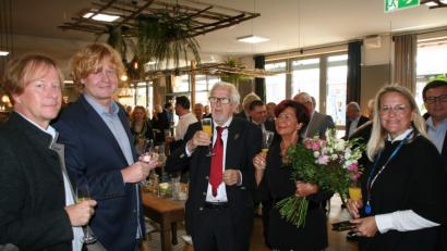 Bild: fpoz
Die Familie ist Siegfried Pürner wichtig. Auf seinen 80. Geburtstag stoßen am Freitag die Söhne Christoph und Marcus sowie Gattin Rosi und Tochter Yvonne (von links) an.