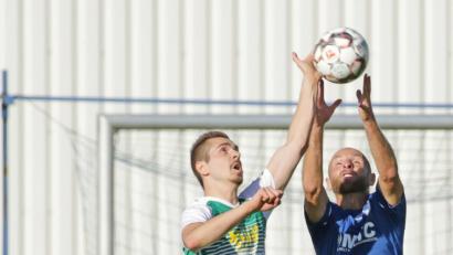Bild: Wiedel
Handball? Volleyball? Fußball! Mitterteichs Marco Kießling (links) musste beim Sieg in Selbitz all seine Fähigkeiten am Ball auffahren. Gegen Baiersdorf wollen die Stiftländer endlich auch zu Hause glänzen.