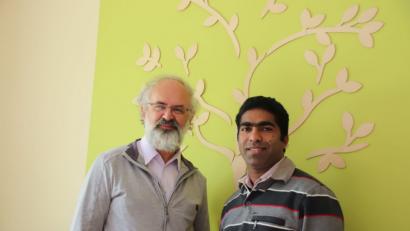 Bild: Dobler
Pfarrer Heinrich Rosner (links) und Pfarrvikar Joseph Kokkoth sind noch immer ganz erstaunt, wie groß die Spendenbereitschaft war, als es um Hilfe für Kokkoths indische Heimat ging. Sie war durch Überschwemmungen stark in Mitleidenschaft gezogen worden.