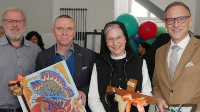 Bild: tr
Zur Eröffnung der Physiotherapiepraxis Gerhard Grüner (Zweiter von links), segnete Pater Benedikt Leitmayr (links) die neuen Räume. Äbtissin Laetitia Fech und Bürgermeister Bernd Sommer lobten das gelungene Projekt und überreichten Geschenke.