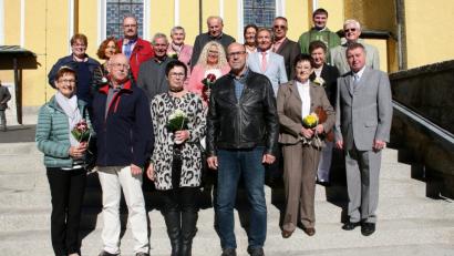 Bild: wro
Neun Paare feiern Ehejubiläum. Den Festgottesdienst in der katholischen Pfarrkirche "Sankt Michael" gestaltet Pfarrer Maximilian Roeb (hinten rechts).