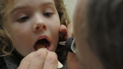 Bild: Petra Hartl
Wenn der Nachwuchs kränkelt, muss schnell ein Arzt her, um die Symptome zu lindern. Im Raum Amberg und Schwandorf könnte der Weg zu einem Bereitschafts-Kinderarzt nun länger dauern. 	Bild: Hartl