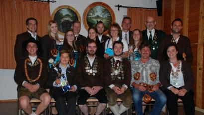 Bild: adj
Die Gewinner des Königsschießen und der Vereinsmeisterschaft der Eichenlaubschützen Meerbodenreuth. Gauschützenmeister Wolfgang Weiß und Bürgermeister Ernst Schicketanz (hinten, von rechts) gratulieren. Schützenmeister Christian Reichl (sitzend, Dritter von rechts) freut sich über die gute Beteiligung.