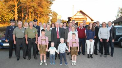 Bild: pi
Erwin Völkl (Mitte) freut sich über die vielen guten Wünsche zum 70. Geburtstag.