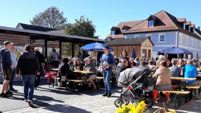 Bild: myd
Das Kürbisfest in Schwarzenbach ist bei strahlendem Wetter ein Publikumsmagnet.