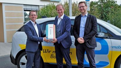 Bild: twi
Dr. Andre Zorger und Wolfgang Dumm (von links) von der Abteilung Kommunen und Kooperation des Bayernwerks übergeben Bürgermeister Konrad Kiener (Mitte) die Wallbox.