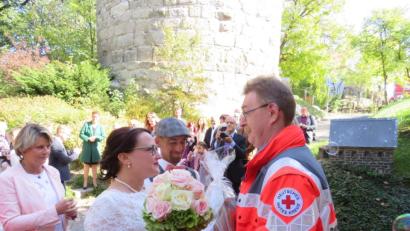 Bild: exb
BRK Bereitschaftsleiter Rüdiger Ubrig (rechts) gratuliert Franziska Ascherl und Michael Bablitschky zur Hochzeit.
 