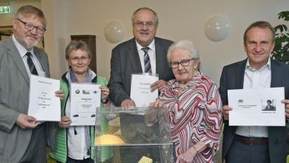 Bild: Hartl
Heimleiter Diakon Wolfgang Reuther, Haussekretärin Elfriede Stoppe, Verwaltungsrat der Diakonie Lothar Höher, Heimbeiratsvorsitzende Anneliese Hein und Geschäftsführender Vorstand des Diakonischen Werks Weiden, Diakon Karl Rühl (von links) ziehen die Gewinne.