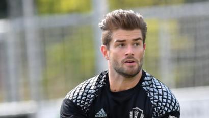 Bild: Alfred Schwarzmeier
Auf den Kirchenthumbacher Torwart Sebastian Wöhrl wird viel Arbeit zukommen. Der SV Plößberg möchte im Duell Zweiter gegen Dritter unbedingt seine Serie verlängern und den nächsten Sieg landen.