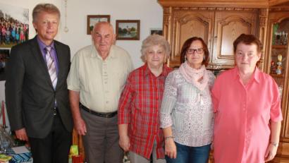 Bild: lk
Neben Bürgermeister Lothar Müller erhielt der Jubilar Wilhelm Schedl auch Glückwünsche von seiner Gattin Frieda Schedl, seiner Tochter Angelika Haas sowie Mesnerin Anneliese Müller.