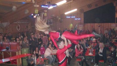 Bild: Kreuzer, Tom
Mit Hebefiguren zu flotter Musik begeistern die Rock ’n' Roll-Tänzer der „Chili Rockers“ die Gäste der Zwickl-, Oldie- und Schlager-Party.