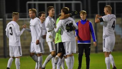 Bild: Alfred Schwarzmeier
Weidener Jubel nach dem Schlusspfiff: Mit dem dritten 1:0-Heimsieg in Folge feierte die SpVgg SV einen wichtigen Dreier im Verfolgerduell gegen den SV Fortuna Regensburg.