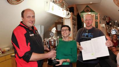 Bild: bsc
Der Freundschaftswettkampf zwischen den Schützenvereinen Frauenreuth und Siegritz sorgt für viel Heiterkeit. Den großen Wanderpokal erkämpfen sich in diesem Jahr die Frauenreuther Sportschützen. Im Bild von links Schützenmeister Bernhard Wenning, Schützenmeisterin Edeltraud Kaßeckert und Sportleiter Bernhard Stock.
