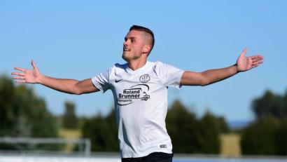 Bild: Schrems
Unaufhaltsam fliegen Korbinian Lang und der VfB Arzberg gen Herbstmeisterschaft. Zwölf Spiele dauert die Siegesserie der Oberfranken bereits an. Am Sonntag versucht die Landesliga-Reserve des SV Mitterteich, dieser ein Ende zu bereiten.