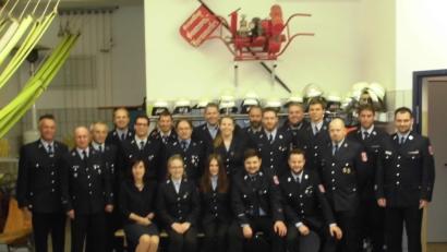 Bild: adj
Bürgermeisterin Tanja Schiffmann (sitzend, links) gratuliert den Mitgliedern der Feuerwehr Hammerles zur bestandenen Leistungsprüfung.