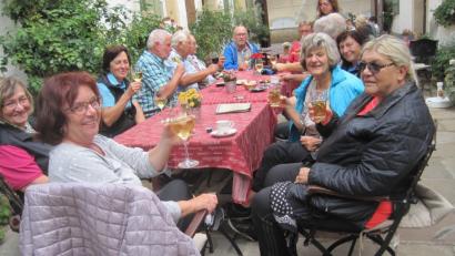 Bild: kb
Die Radgruppe Riebel ist vier Tage rund um Neustadt an der Weinstraße unterwegs. Unter anderem macht die Gruppe in einem alten Weingut ein Päuschen.