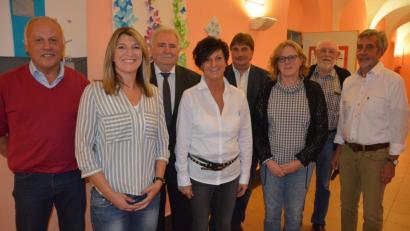 Bild: jr
Mit dieser Vorstandschaft geht der Förderkreis des Sonderpädagogischen Förderzentrums Tirschenreuth in die kommenden zwei Jahre. Mit dabei sind (von links) Franz Dürrschmidt, Sonja Wegmann, Wahlleiter 2. Bürgermeister Peter Gold, die neue Vorsitzende Uschi Huber, Johannes Saalfrank, Christiane Faget-Malzer, Rainer Weiß und Horst Michl.