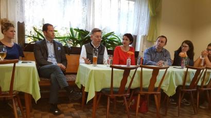 Bild: hzi
Ernste Mienen beim politischen Dämmerschoppen der Wählergemeinschaft Heinersreuth: MdB Albert Rupprecht, MdL Tobias Reiß und Landtagslistenkandidatin Tanja Renner diskutieren mit Marktgemeinderat Rudi Stopfer (Zweiter bis Fünfter von links) und den Zuhörern Bürgerthemen und die aktuelle politische Lage.