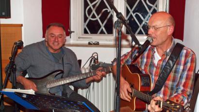Bild: sön
Bei gutem Wein, Obatzen und anderen Leckereien genießen die Gäste zur Musik von Jürgen Zach (rechts) und Georg Roidl die einzigartige Atmosphäre in den Klostermauern.