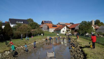 Bild: rkp
Zahlreiche Kinder halfen beim Abfischen des Feuerwehrweihers in Thanstein mit.