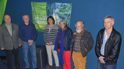 Bild: Kunz
Klaus Bergmann (Zweiter von links) diskutiert mit Kinobesuchern über Umweltpolitik.