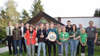Bild: bnr
Das Gaujugendschießen war wieder ein Gradmesser der Leistungsfähigkeit. der Jungschützen. Die erfolgreichsten Teilnehmer wurden mit Pokalen und Preisen ausgezeichnet. Die Preise übergaben: Schützenmeister Martin Wolf (rechts), Gauschützenmeister Johann Dirrigl (Zweiter von rechts), Gaujugendleiter Andreas Wilhelm (links) und Bürgermeister Martin Schwandner (Dritter von links).