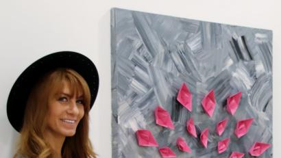 Bild: Thomas Dobler
Die Schwandorfer Malerin Nicole Y. Matschiner vor einem ihrer Werke, die im „Kunst-Lokal“ an der Friedrich-Ebert-Straße in Schwandorf ausgestellt sind. Dieses Bild ist eines aus der Serie „Paperboats“ (Papierschiffchen).